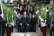 문재인 대통령이 광복절인 8월 15일 오전 서울 용산구 백범 김구 선생의 묘역에서 참배를 위해 이동하고 있다.