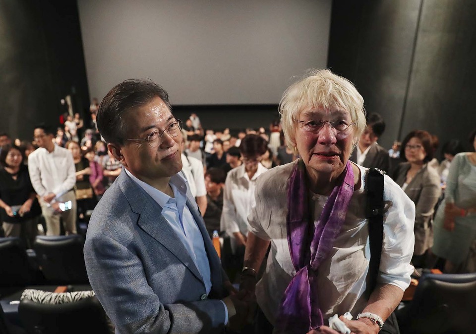 문재인 대통령이 8월 13일 서울 용산 CGV 영화관에서 5.18민주화운동 당시 현장을 전 세계에 보도한 故 위르겐 힌츠페터의 부인 에델트라우트 브람슈테트 여사(80)와 영화 '택시운전사'를 관람한 뒤 악수를 나누고 있다.