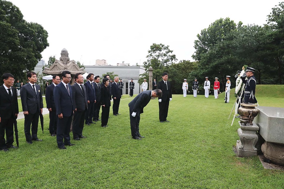 문재인 대통령이 광복절인 8월 15일 오전 서울 용산구 백범 김구 선생의 묘역에서 참배하고 있다.