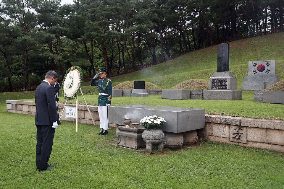 문재인 대통령이 광복절인 8월 15일 오전 서울 용산구 백범 김구 선생의 묘역을 찾아 참배하고 있다.