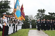 문재인 대통령이 광복절인 8월 15일 오전 서울 용산구 백범 김구 선생의 묘역을 참배하며 국민의례를 하고 있다.