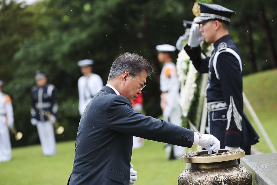 문재인 대통령이 광복절인 8월 15일 오전 서울 용산구 백범 김구 선생의 묘역을 찾아 참배하고 있다.