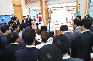 8월 17일 문재인 대통령 취임 100일 맞아 진행된 청와대 오픈하우스에서 문재인 대통령이 참석한 출입기자단에 여민관 집무실을 소개하고 있다.