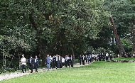 8월 17일 오후 문재인 대통령 취임 100일 맞아 진행된 청와대 오픈하우스에 참석한 청와대 출입기자단이 경내를 둘러보고 있다. 