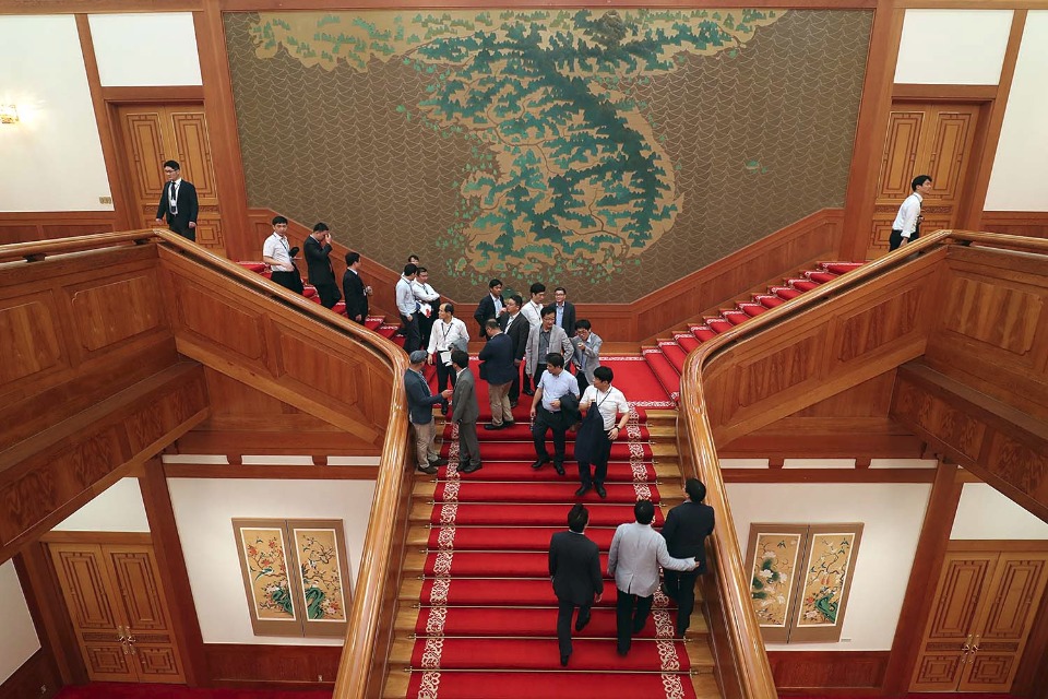 8월 17일 오후 문재인 대통령 취임 100일 맞아 진행된 청와대 오픈하우스에 참석한 출입기자단이 청와대 본관을 둘러보고 있다.