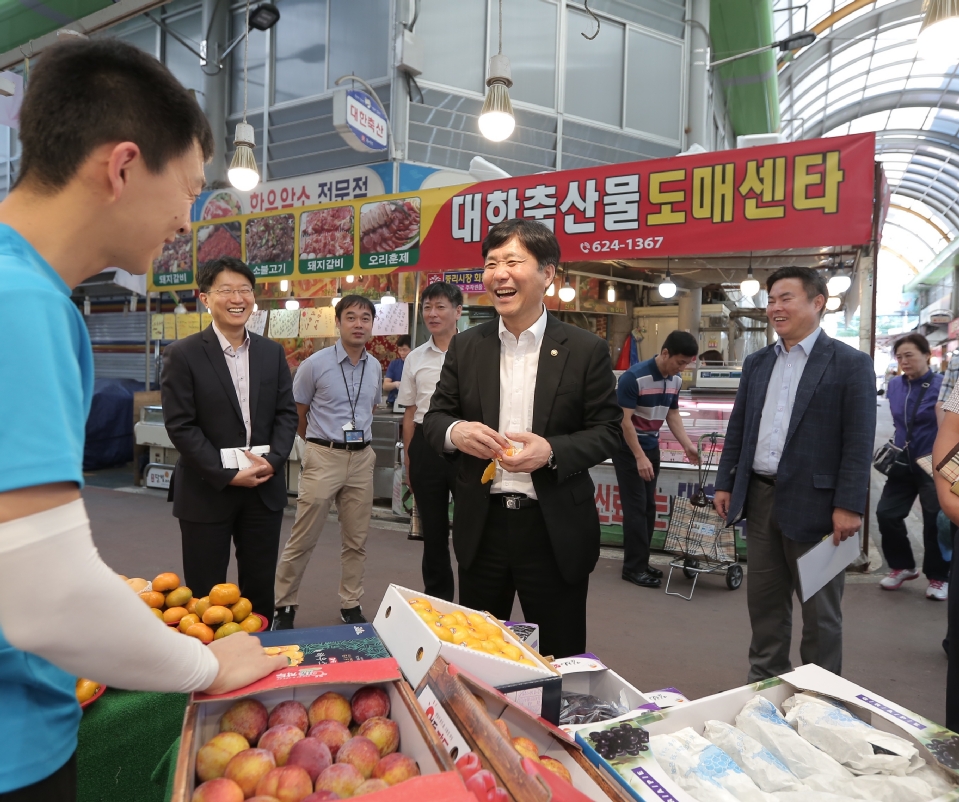 성윤모 특허청장은 9월 21일(목), 전통시장인 대전 중리시장을 방문해 추석 제수용품을 구매하는 등 민생 현장을 둘러보고 상인들을 격려했다.
