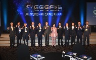이낙연 국무총리가 9월 20일 서울 중구 플라자호텔에서 열린 아주경제 GGGF 포럼에 참석해 기념촬영을 하고 있다.