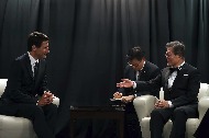 [대통령 미국 방문] 문재인 대통령과 저스틴 트뤼도 캐나다 총리가 9월 19일 오후(현지시간) 미국 뉴욕 인트레피드 해양·항공·우주박물관에서 대서양협의회(Atlantic Council) 세계시민상 수상식에 앞서 대화하고 있다. 