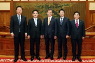 문재인 대통령이 10월 11일 오후 청와대 본관 백악실에서 국회 동북아 평화협력 의원 외교단을 접견하고 있다. 