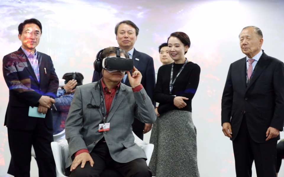 문재인 대통령이 10월 15일 부산국제영화제를 찾아 해운대구 영화의 전당에서 가상현실 기기를 착용하고 VR시네마를 관람하고 있다.
