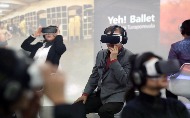 문재인 대통령이 10월 15일 부산국제영화제를 찾아 해운대구 영화의 전당에서 가상현실 기기를 착용하고 VR시네마를 관람하고 있다.