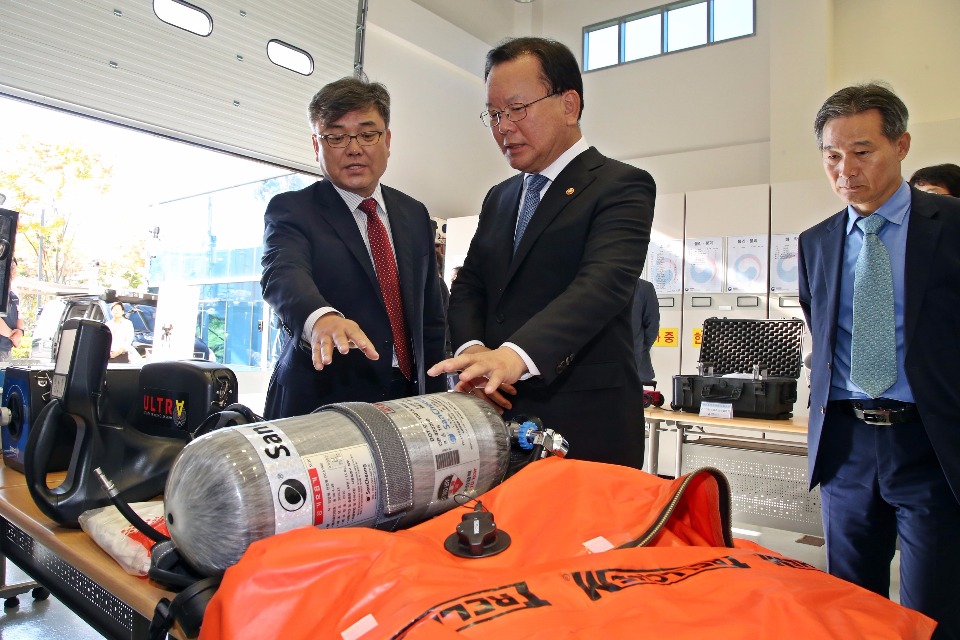 김부겸 행정안전부 장관이 10월 13일 오후 울산시 중구 국립재난안전연구원을 방문해 재난대비 특수장비들을 살펴보고있다.