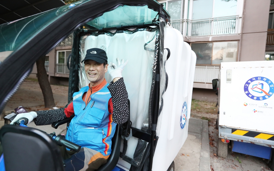 10월 17일 서울시 상계주공14단지 경로당에서 CJ 대한통운 실버택배 사업에 참여하는 어르신들이 택배물건이 도착하자 물건을 정리하고 있다. 이날 어르신(이은호, 만77세)이 전동카트를 타고 출발 전에 환하게 웃고 있다.