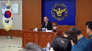 김부겸 행정안전부 장관이 10월 13일 오후 울산시 중구 울산지방경찰청을 방문해 경찰관들과 간담회를 나누고있다.