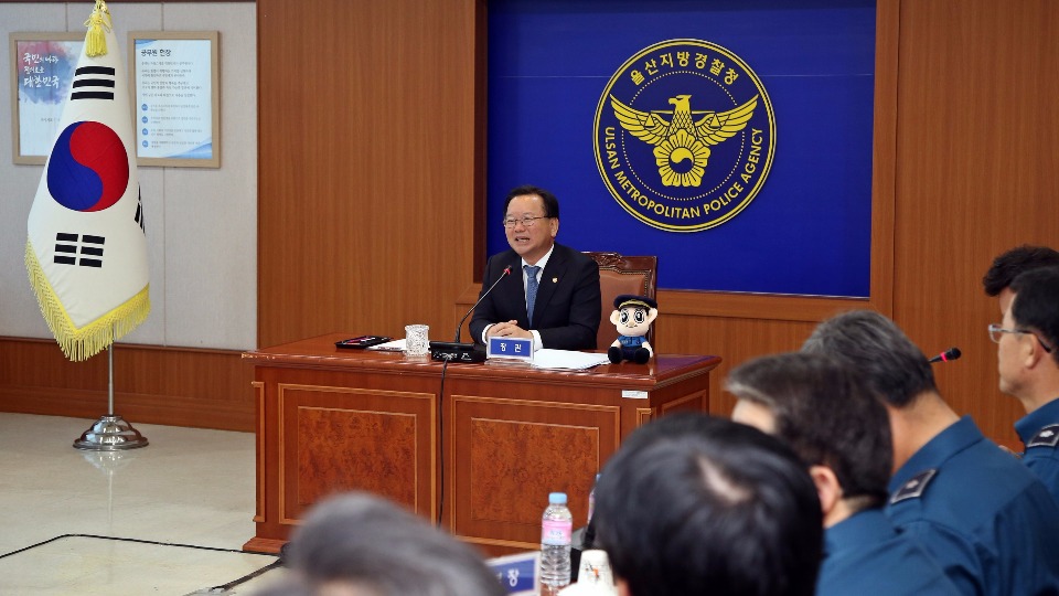 김부겸 행정안전부 장관이 10월 13일 오후 울산시 중구 울산지방경찰청을 방문해 경찰관들과 간담회를 나누고있다.