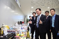 김부겸 행정안전부 장관이 10월 13일 오후 울산시 중구 국립재난안전연구원을 방문해 긴급재난대비 필수 물품들을 둘러보고 있다.
