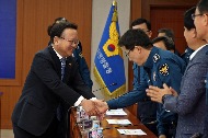 김부겸 행정안전부 장관이 10월 13일 오후 울산시 중구 울산지방경찰청을 방문해 경찰관을 격려하고 있다.