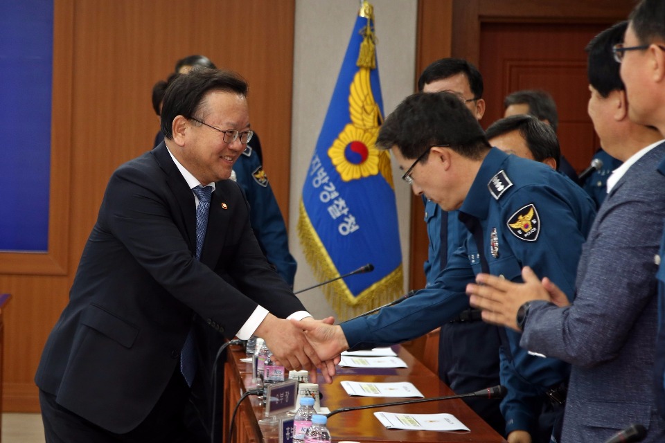 김부겸 행정안전부 장관이 10월 13일 오후 울산시 중구 울산지방경찰청을 방문해 경찰관을 격려하고 있다.