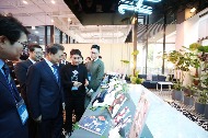 문재인 대통령이 10월 18일 서울 성동구 헤이그라운드 빌딩에서 열린 '제3차 일자리위원회 회의'에 참석하기 앞서 입주기업들의 제품을 살펴보고 있다.