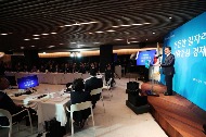 문재인 대통령이 10월 18일 서울 성동구 헤이그라운드 빌딩에서 열린 '제3차 일자리위원회 회의'에서 모두발언을 하고 있다.