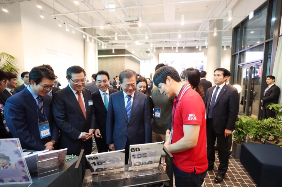 문재인 대통령이 10월 18일 서울 성동구 헤이그라운드 빌딩에서 열린 '제3차 일자리위원회 회의'에 참석하기 앞서 입주기업들의 제품을 살펴보고 있다.