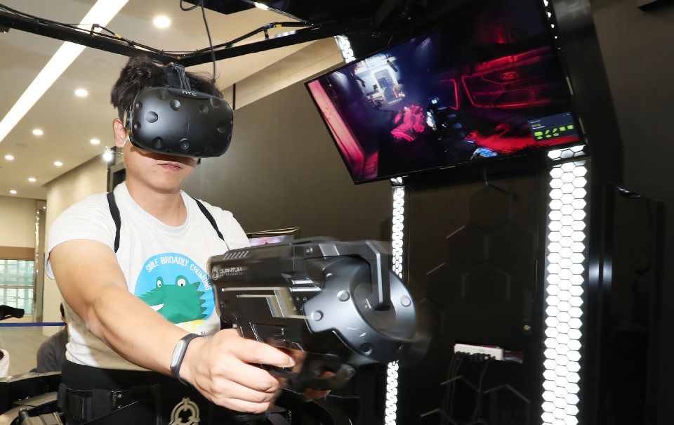 10월 23일 서울 삼성동 코엑스에서 콘텐츠와 최신 문화기술(CT)의 정보 교류의 장을 마련하고 타산업과의 연계를 통해 콘텐츠산업의 확장에 대한 미래버전 공유를 위한 ‘2017 넥스트 콘텐츠 콘퍼런스’가 열렸다. 이날 로비에는 VR(가상현실) 기반으로 액션 시뮬레이터 센서 연동 기술을 통한 게임을 시연하고 있다.