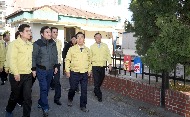 이낙연 국무총리가 11월 16일 포항시 대성아파트에 도착해 지진 피해 상황을 살펴보고 있다.