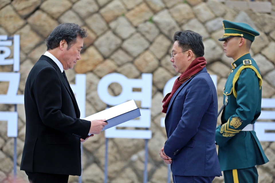 17일 오전 서울 서대문형무소 역사관에서 열린 제78회 순국선열의 날 기념식에서 이낙연 국무총리가 참석하여 독립유공자 포상을 수여하고 있다.