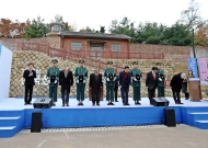 11월 17일 오전 서울 서대문형무소 역사관에서 열린 제78회 순국선열의 날 기념식에서 이낙연 국무총리가 참석하여 독립유공자 포상을 수여하고 있다.