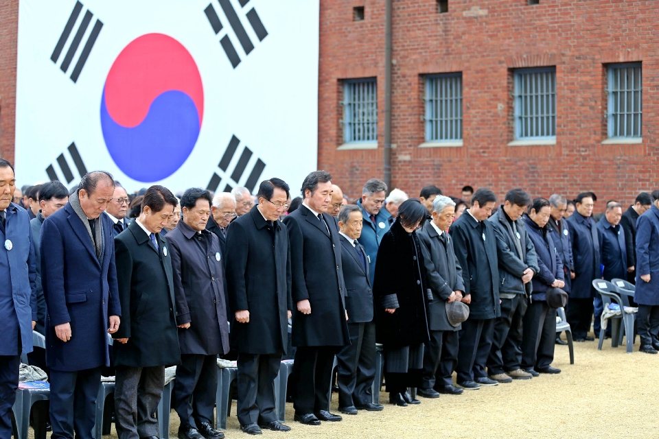 11월 17일 오전 서울 서대문형무소 역사관에서 열린 제78회 순국선열의 날 기념식에서 이낙연 국무총리가 참석하여 주요내빈들과 묵념을 하고 있다.