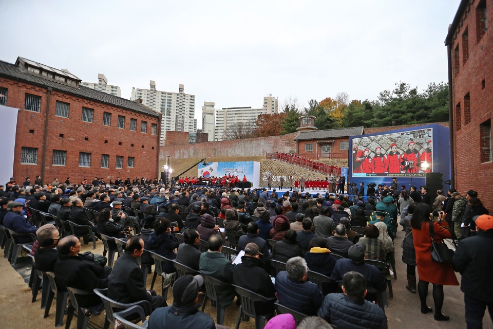 11월 17일 오전 서울 서대문형무소 역사관에서 열린 제78회 순국선열의 날 기념식에서 기념공연이 펼쳐지고 있다. 