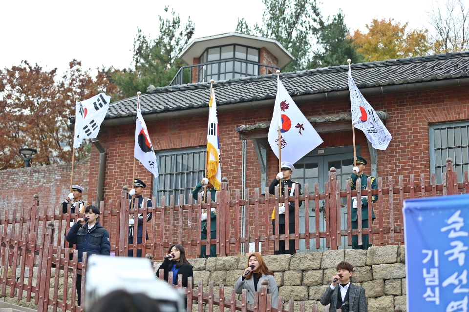 11월 17일 오전 서울 서대문형무소 역사관에서 열린 제78회 순국선열의 날 기념식에서 이낙연 국무총리가 참석하여 주요내빈들과 국민의례를 하고 있다.