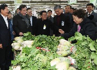 이낙연 국무총리가 11월 19일 서울 서초구 농협하나로마트 양재점에서 수확기 농축산물 수급동향과 대책을 보고 받고 농산물 판매장을 둘러보고 있다.