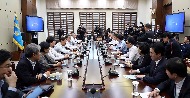 문재인 대통령이 11월 20일 오후 청와대 여민1관 소회의실에서 수석보좌관 회의를 주재하고 있다.