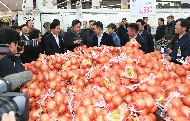 이낙연 국무총리가 11월 19일 서울 서초구 농협하나로마트 양재점에서 수확기 농축산물 수급동향과 대책을 보고 받고 농산물 판매장을 둘러보고 있다.