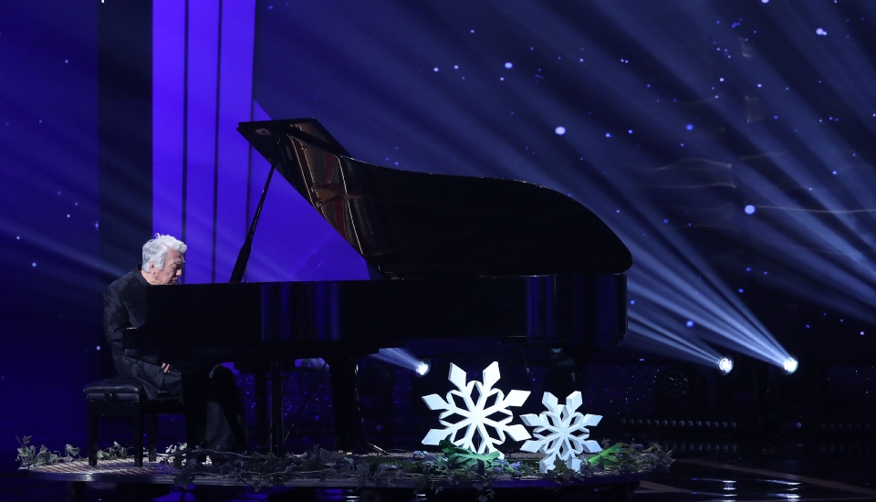 11월 30일 서울 영등포구 KBS홀에서 열린 2018 평창동계패럴림픽 G-100일 기념 ‘한중일 장애인예술축제‘ 서울 공연에서 일본장애인예술단의 이즈미타테노 씨가 피아노 연주를 선보이고 있다.