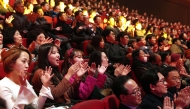 11월 30일 서울 영등포구 KBS홀에서 열린 2018 평창동계패럴림픽 G-100일 기념 ‘한중일 장애인예술축제‘ 서울 공연에서 관객들이 환호하고 있다.
