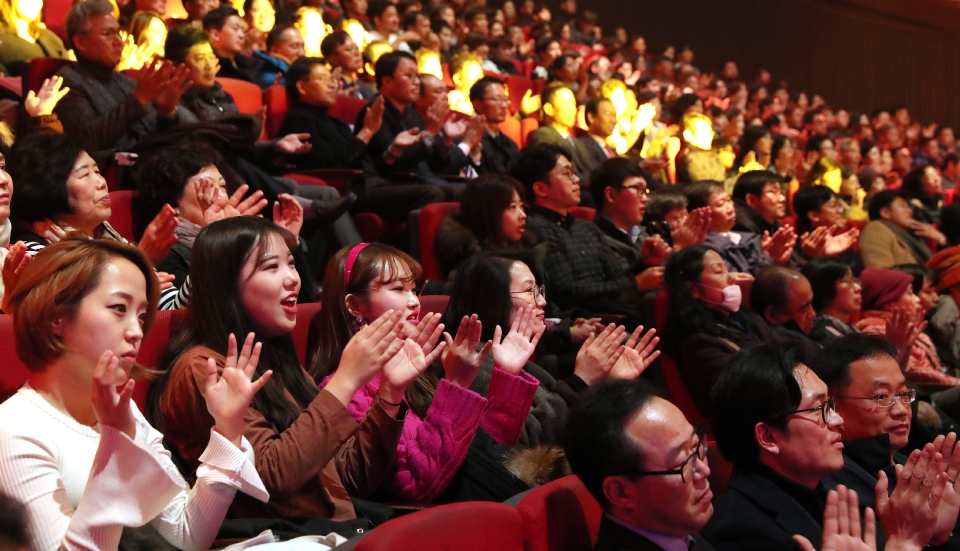 11월 30일 서울 영등포구 KBS홀에서 열린 2018 평창동계패럴림픽 G-100일 기념 ‘한중일 장애인예술축제‘ 서울 공연에서 관객들이 환호하고 있다.