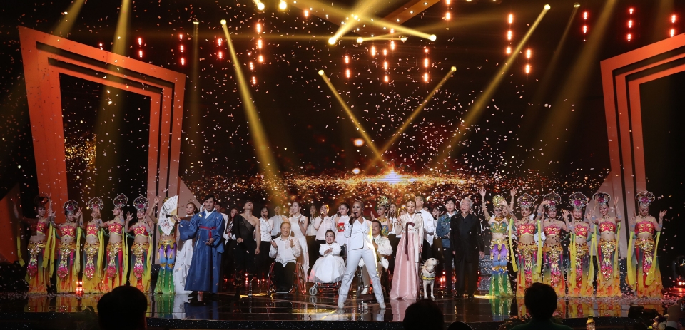 11월 30일 서울 영등포구 KBS홀에서 열린 2018 평창동계패럴림픽 G-100일 기념 ‘한중일 장애인예술축제‘ 서울 공연에서 가수 인순이 씨의 축하공연이 펼쳐지고 있다.