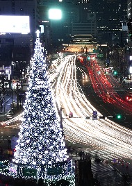 12월 2일 서울광장에서 ‘2017 대한민국 성탄트리 점등식’행사가 열려 성탄트리에 불이 켜졌다. 이 성탄트리는 내년 1월 8일까지 서울 도심에 불을 밝힐 예정이다.