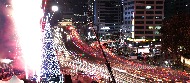 12월 2일 서울광장에서 ‘2017 대한민국 성탄트리 점등식’행사가 열려 성탄트리에 불이 켜졌다. 이 성탄트리는 내년 1월 8일까지 서울 도심에 불을 밝힐 예정이다.