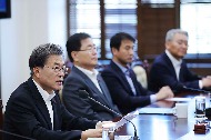 문재인 대통령이 12월 11일 오후 청와대 여민관에서 열린 수석보좌관 회의를 주재하고 있다.