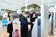 문재인 대통령이 1월 12일 오후 인천국제공항 제2여객터미널 개장식에 참석해 셀프 체크인을 하며 스마트 공항 체험을 해보고 있다.