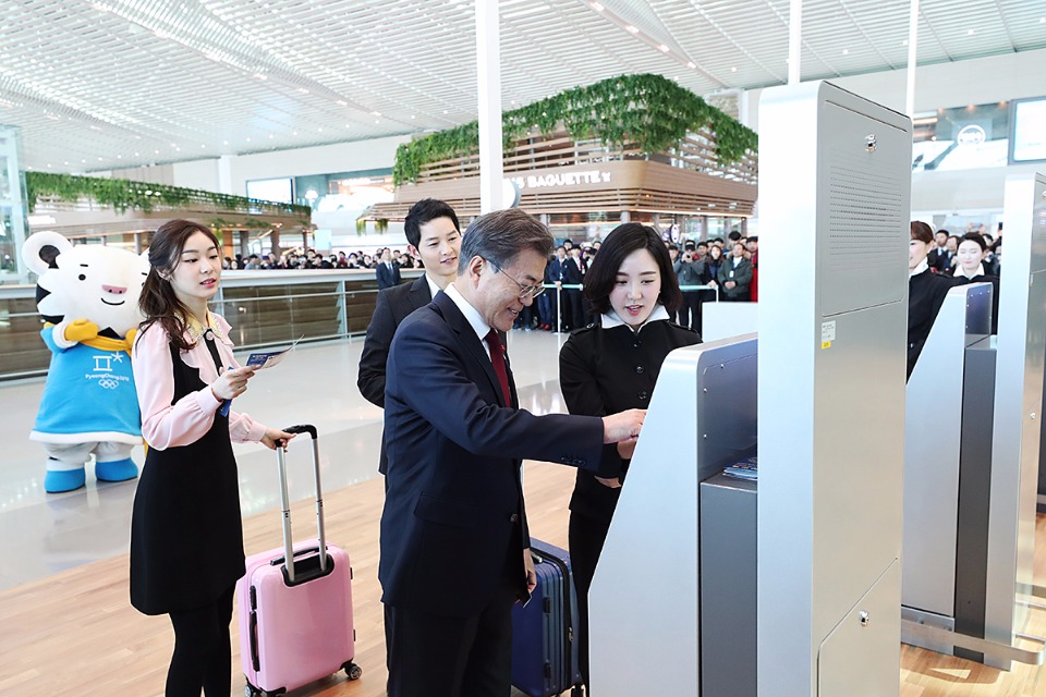 문재인 대통령이 1월 12일 오후 인천국제공항 제2여객터미널 개장식에 참석해 셀프 체크인을 하며 스마트 공항 체험을 해보고 있다.