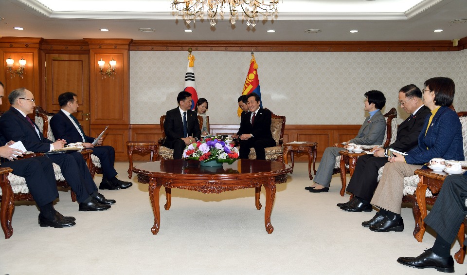 이낙연 국무총리가 16일 세종로 정부서울청사에서 오흐나 후렐수흐 몽골 총리를 접견, 인사 및 회담을 나누고 있다.