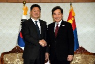 이낙연 국무총리가 16일 세종로 정부서울청사에서 오흐나 후렐수흐 몽골 총리를 접견, 인사 및 회담을 나누고 있다.