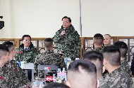 김부겸 행정안전부 장관이 1월 18일 오전 백령도 해병대 흑룡부대를 방문하여 군 장병들과 오찬을 함께하며 격려하고 있다.