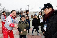 김부겸 행정안전부 장관이 2월 10일 오전 평창올림픽이 펼쳐지는 강릉올림픽파크 컬링센터에서 민간 자원봉사자와 함께 관람객 티켓확인 및 좌석안내 등 자원봉사 활동을 하고 있다.