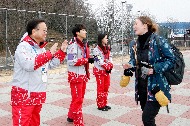 김부겸 행정안전부 장관이 2월 10일 오전 평창올림픽이 펼쳐지는 강릉올림픽파크 컬링센터에서 민간 자원봉사자와 함께 관람객 티켓확인 및 좌석안내 등 자원봉사 활동을 하고 있다.
