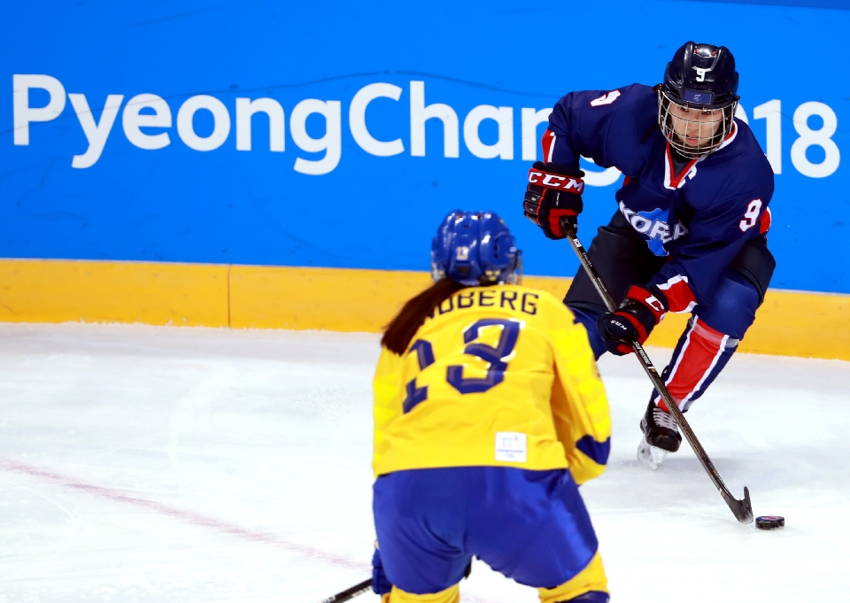 여자 아이스하키 조별예선 2차전 남북 단일팀 대 스웨덴 경기(사진출처 : 대한체육회)